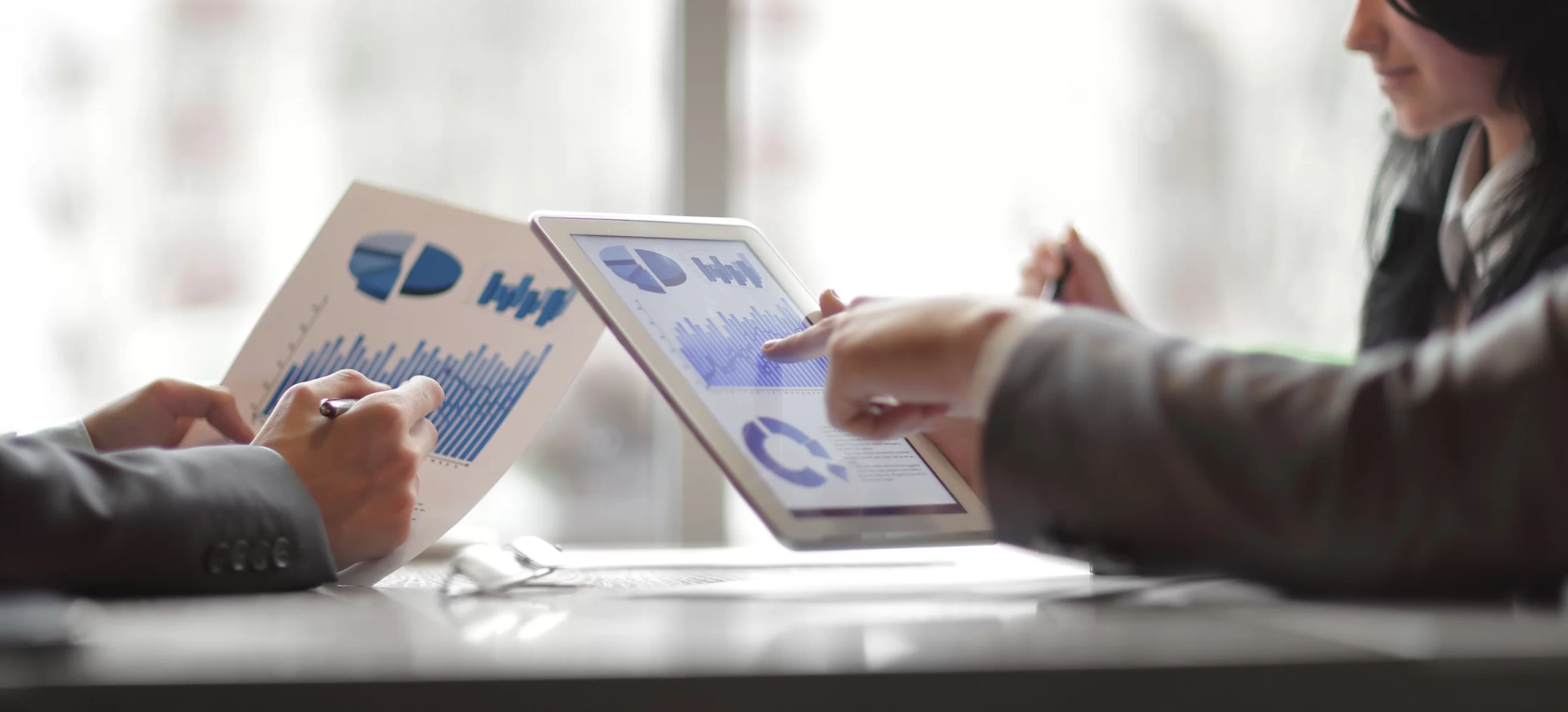 business-team-is-discussing-financial-schedules-photo-with-copy-space